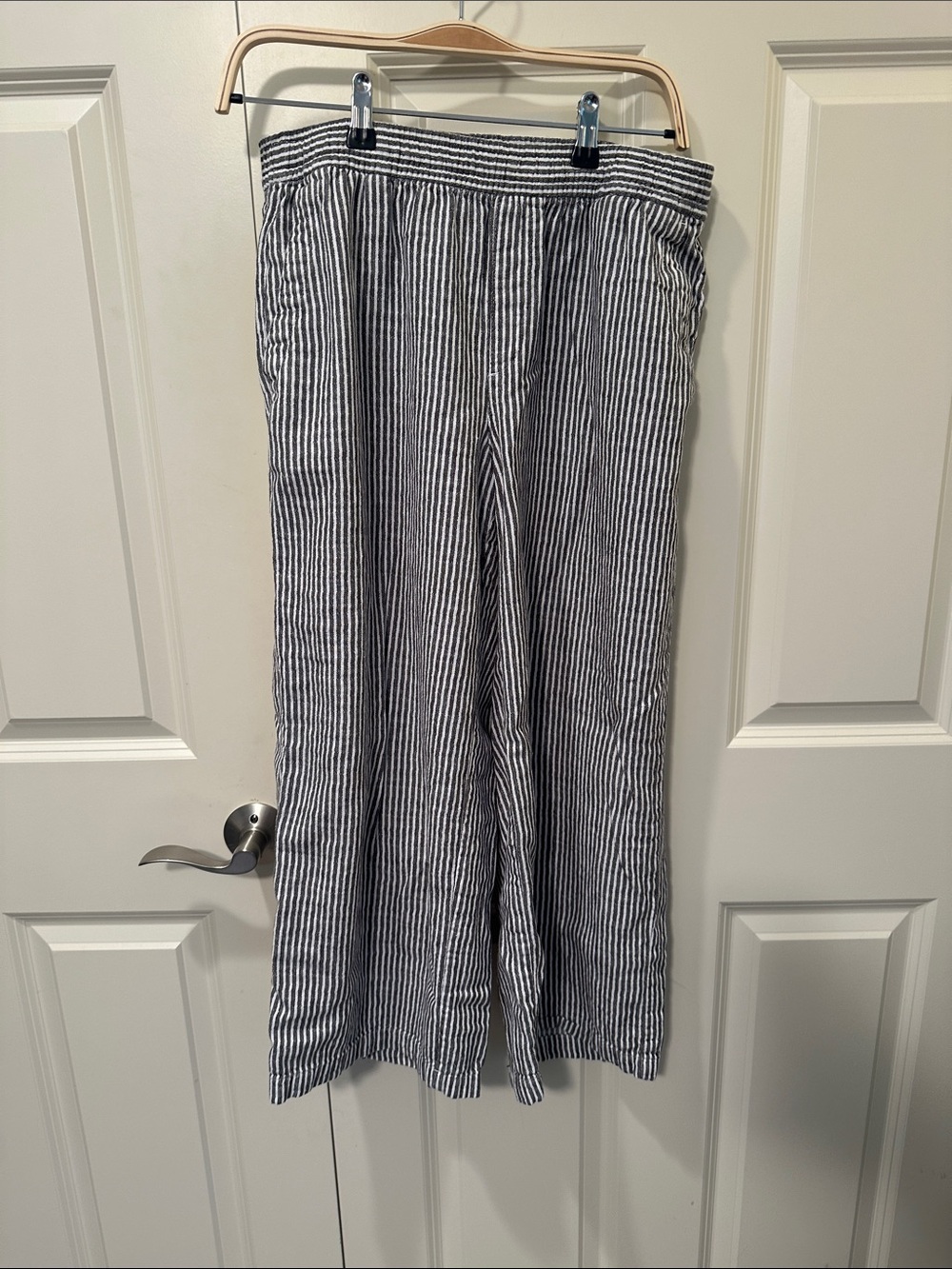 Old Navy Black and White Striped Wide-Leg Pull-On Pants
